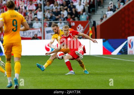 Breslau, Polen, 1.. Juni 2022. UEFA Nations League Group A4 Spiel zwischen Polen (rote Hemden) und Wales (gelbe Hemden) in der Tarczynski Arena in Breslau, Polen Bild: #7 Adam Buksa, #17 Rhys Norrington-Davies © Piotr Zajac/Alamy Live News Stockfoto