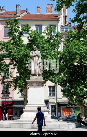 Statue von Joseph Marie Jacquard, Erfinder des Webstuhls, Croix-Rousse-Platz, Bezirk Croix-Rousse, Lyon, Rhone-Alpen Auvergne, Mittel- Und Ostfrankreich Stockfoto