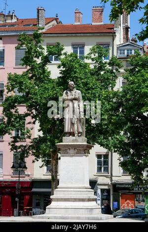 Statue von Joseph Marie Jacquard, Erfinder des Webstuhls, Croix-Rousse-Platz, Bezirk Croix-Rousse, Lyon, Rhone-Alpen Auvergne, Mittel- Und Ostfrankreich Stockfoto