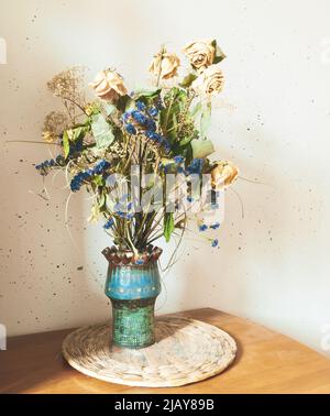 Stillleben mit gemischtem Blumenstrauß in Vintage Vase auf dem Tisch Stockfoto