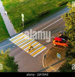 Überqueren Sie die Abendstraße der Stadt Stockfoto