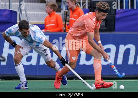 MALDEN, NIEDERLANDE - 1. JUNI: Nicolas della Torre aus Argentinien fordert Derck de Vilder aus den Niederlanden während des FIH Pro League-Spiels zwischen den Niederlanden und Argentinien im Sportkomplex De Kluis am 1. Juni 2022 in Malden, Niederlande (Foto: Jeroen Meuwsen/Orange Picters) Stockfoto