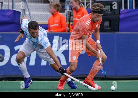 MALDEN, NIEDERLANDE - 1. JUNI: Nicolas della Torre aus Argentinien fordert Derck de Vilder aus den Niederlanden während des FIH Pro League-Spiels zwischen den Niederlanden und Argentinien im Sportkomplex De Kluis am 1. Juni 2022 in Malden, Niederlande (Foto: Jeroen Meuwsen/Orange Picters) Stockfoto