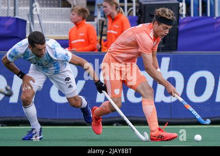 MALDEN, NIEDERLANDE - 1. JUNI: Nicolas della Torre aus Argentinien fordert Derck de Vilder aus den Niederlanden während des FIH Pro League-Spiels zwischen den Niederlanden und Argentinien im Sportkomplex De Kluis am 1. Juni 2022 in Malden, Niederlande (Foto: Jeroen Meuwsen/Orange Picters) Stockfoto