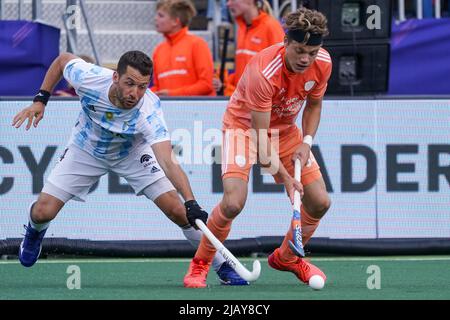 MALDEN, NIEDERLANDE - 1. JUNI: Nicolas della Torre aus Argentinien fordert Derck de Vilder aus den Niederlanden während des FIH Pro League-Spiels zwischen den Niederlanden und Argentinien im Sportkomplex De Kluis am 1. Juni 2022 in Malden, Niederlande (Foto: Jeroen Meuwsen/Orange Picters) Stockfoto