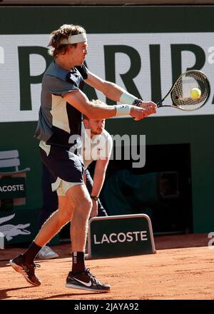 Paris, Frankreich, 1.. Juni 2022. Der russische Tennisspieler Andrey Rublev in Aktion beim French Open 2022 Tennisturnier in Roland Garros am Mittwoch, den 01. Juni 2022., © Juergen Hasenkopf / Alamy Live News Stockfoto