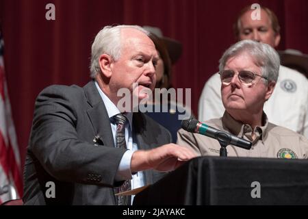 Uvalde Texas USA, Mai 25 2022: Beamte aus Texas, darunter der Uvalde-Schulaufseher HAL HARRELL (links) und LT. Gov. DAN PATRICK hält eine Pressekonferenz an der Uvalde High School, einen Tag nachdem ein 18-jähriger Schütze die Robb-Grundschule betreten und 19 Schüler und zwei Lehrer getötet hat. ©Bob Daemmrich Stockfoto