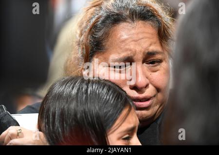 Uvalde Texas USA, 25 2022. Mai: Ein Lehrer der vierten Klasse der Robb Grundschule umarmt einen Schüler während eines gemeinschaftsweiten Heilungsdienstes, nachdem ein einsamer Schütze am Vortag die Robb Grundschule betrat und 21 Menschen getötet hat, darunter 19 Kinder. Die Frau wollte nicht identifiziert werden. ©Bob Daemmrich Stockfoto