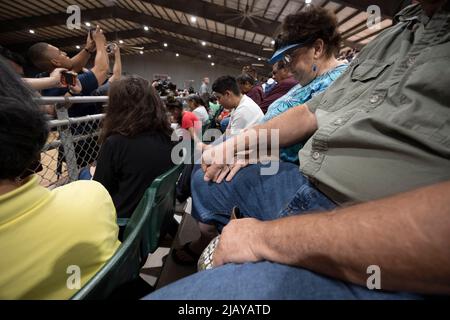 Uvalde Texas USA, 25 2022. Mai: Bewohner beten und singen am Mittwoch, dem 26. Mai 2022, während eines gemeindenweiten Heilungsdienstes, nachdem ein einsamer Schütze am Vortag in die Robb-Grundschule eintrat und 19 Kinder und zwei Lehrer tötete. ©Bob Daemmrich Stockfoto