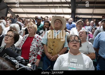 Uvalde Texas USA, 25 2022. Mai: Bewohner beten und singen am Mittwoch, dem 26. Mai 2022, während eines gemeindenweiten Heilungsdienstes, nachdem ein einsamer Schütze am Vortag in die Robb-Grundschule eintrat und 19 Kinder und zwei Lehrer tötete. ©Bob Daemmrich Stockfoto