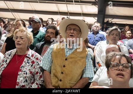 Uvalde Texas USA, 25 2022. Mai: Bewohner beten und singen am Mittwoch, dem 26. Mai 2022, während eines gemeindenweiten Heilungsdienstes, nachdem ein einsamer Schütze am Vortag in die Robb-Grundschule eintrat und 19 Kinder und zwei Lehrer tötete. ©Bob Daemmrich Stockfoto
