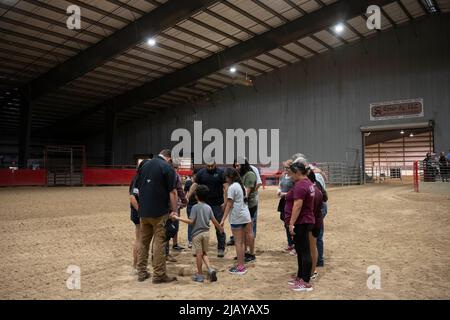 Uvalde Texas USA, 25 2022. Mai: Bewohner beten und singen am Mittwoch, dem 26. Mai 2022, während eines gemeindenweiten Heilungsdienstes, nachdem ein einsamer Schütze am Vortag in die Robb-Grundschule eintrat und 19 Kinder und zwei Lehrer tötete. ©Bob Daemmrich Stockfoto