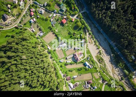 Luftaufnahme des Dorfes in Rumänien, Petru Voda Stockfoto