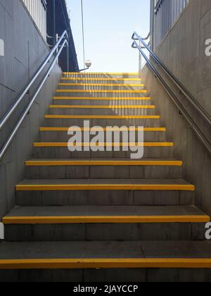 Gelbe Treppe am Bahnhof, Treppe zum Bahnhof in Sitges, Spanien Stockfoto
