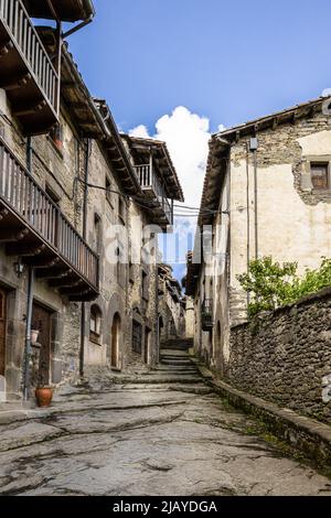 Leere Straße des mittelalterlichen spanischen Dorfes Ruppit, alte Steinstraße in Katalonien, Spanien Stockfoto