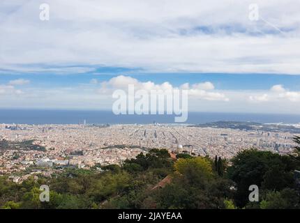 Panoramablick auf Barcelona vom Tibidabo-Hügel, Spanien Panoramablick auf Barcelona vom Tibidabo-Hügel, Spanien Stockfoto