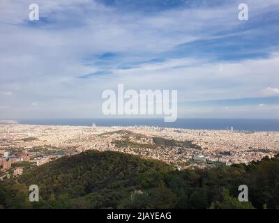 Panoramablick auf Barcelona vom Tibidabo-Hügel, Spanien Panoramablick auf Barcelona vom Tibidabo-Hügel, Spanien Stockfoto