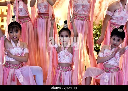 Malang, Ost-Java, Indonesien. 1.. Juni 2022. Einige Kinder führen während des chinesischen Kulturfestivals im eng an Kiong Tempel einen Tanz auf. (Bild: © Aman Rochman/ZUMA Press Wire Service) Stockfoto