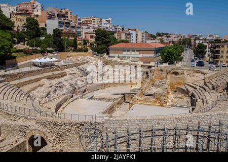 28. Mai 2022, Tarragona, Katalonien, Spanien: Blick auf das Amphitheater von Tarragona mit der modernen Stadt im Hintergrund. Gebaut in der II? Jahrhundert während der Herrschaft von Hadrian, ist der Circus Antico von Tarragona Teil eines römischen archäologischen Komplexes, der von den lokalen Behörden auf touristischen Wert gesetzt wurde. t ist in der UNESCO-Liste des Weltkulturerbes enthalten. Seit 1998, ''tarraco Viva'' ist ein Fest, das die römische Kultur von Tarragona im Mai präsentiert. Es ist ein großer Gewinn, um Kreuzfahrtkunden zu gewinnen.seit 2021 hat der Hafen von Tarragona eine Investition zur Erhöhung der Kapazität angekündigt Stockfoto