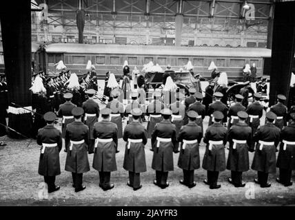 Das Begräbnis von König George VI Abfahrt von Paddington - der Waffenwagen mit dem Royal Coffin am Bahnhof Paddington. Von dort aus wurde der Royal Coffin mit dem Zug nach Windsor gebracht. Beachten Sie, dass die Säulen der Station schwarz drapiert sind. 15. Februar 1952. (Foto von Paul Popper, Paul Popper Ltd.). Stockfoto