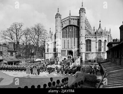 Begräbnis von König Georg VI. In Windsor - Ein allgemeiner Blick auf die Szenen, in denen der Sarg mit dem Leichnam von König Georg VI. In der Kapelle von St. George im Schloss Windsor ankommt. An der Spitze der Stufen warten die Erzbischöfe von Canterbury und York und andere kirchliche Würdenträger darauf, die Bahre zu erhalten. 15. Februar 1952. (Foto von Fox Photos). Stockfoto