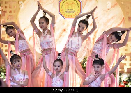 Malang, Ost-Java, Indonesien. 1.. Juni 2022. Einige Kinder führen während des chinesischen Kulturfestivals im eng an Kiong Tempel einen Tanz auf. (Bild: © Aman Rochman/ZUMA Press Wire Service) Stockfoto