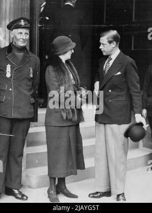 Der Prinz von Wales plaudert mit Frau Robert Patton, nachdem er ihr den V.C. ihres Mannes überreicht hatte.Links steht Coxswain Henry Blogg aus Cromer, der eine Bar für seine Silbermedaille erhielt. S.R.H. der Prinz von Wales überreichte die Preise auf der Jahrestagung der Royal National Lifeboat Institution, die heute Nachmittag in der Caxton Hall, Victoria-Street, stattfand. 20. April 1934. Stockfoto