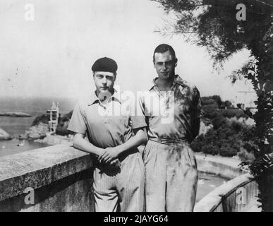 Die Prinzen in Biarittz: Der Prinz von Wales und Prinz George tragen die scharlachroten Hemden, die sie an der Riviera so beliebt gemacht haben, fotografiert während des Urlaubs in Biarittz. 2. September 1932. (Foto von Keystone View Company). Stockfoto