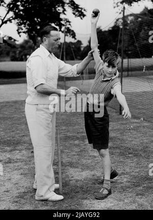 Sein königlicher Schüler -- Mr. Ernie Webster, sah, wie er seinen königlichen Schüler in der Kunst des Bowling unterwies, während eines der 12-jährigen Prince Williams regulären Cricket-Lektionen in Broadstairs. Ernie Webster, in Kent als Cricket- und Fußballtrainer bekannt, hat einen Prinz unter seinen Schülern - William von Gloucester, mit seinem jüngeren Bruder, Prinz Richard, dem 12-jährigen Sohn des Herzogs und Herzogin von Gloucester, wird an der Wellesley House School ausgebildet, Broadstairs und jede Woche gehört er zu den privaten Schülern von Mr. Webster, einem ehemaligen Kricketspieler von Lenos und British Empire. 10. Juni 1954. (Foto von Fox Photos). Stockfoto