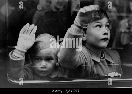 Herzogin von Gloucester Heimat aus Australien mit den Kindern - Prinz William (rechts) und Prinz Richard winken aus einem Fenster des Autos, als sie Tilbury nach London verließen. Die Herzogin von Gloucester und ihre beiden Söhne - Prinz William im Alter von 5 Jahren und Prinz Richard im Alter von 2½ - landeten auf ihrer Rückkehr aus Australien vom Liner 'Rangitiki' in Tilbury, Essex. Der Herzog, der vor kurzem den Gouverneur-Generalship von Australien aufgab, war bereits während der Abwesenheit von König George in Südafrika nach Hause geflogen, um als Staatsrat zu fungieren. 20. März 1947. Stockfoto