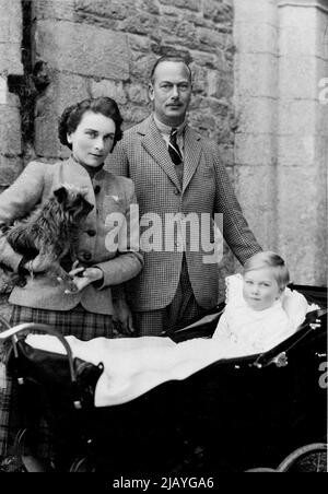Prinz William's Birthday -- Ein neues Foto, das speziell für den Geburtstag von Prinz William gemacht wurde, der am Samstag, den 18. Dezember 2 Jahre alt sein wird. Er wird mit seinen Eltern T.R.H. gezeigt Der Herzog und die Herzogin von Gloucester. 12. März 1943. (Foto von Harris's Picture Agency). Stockfoto