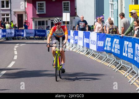 Georgia Bullard vom Team AWOL O'Shea beim RideLondon Classique Radrennen Etappe 1 in Maldon, Essex, Großbritannien. Klettern Auf Dem Market Hill Stockfoto