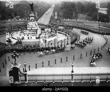 Ende Einer langen Reise -- die offenen Tore des Buckingham Palace erwarten die Dame des Hauses, während die königliche Kutsche mit Königin Elizabeth II. Und ihrer Familie sich gestern dem Ende einer triumphalen Begrüßung zu Hause in London nähert. Palastwächter säumen den Weg zum Palast, während die Kutsche, begleitet von der Household Cavalry, das Queen Victoria Memorial umkreist, nachdem sie die Mall im Hintergrund durchquert hat. Das königliche Paar war sechs Monate lang auf einer Welttournee des Commonwealth aus England ausgekommen. 16.Mai 1954. (Foto von AP Wirephoto). Stockfoto