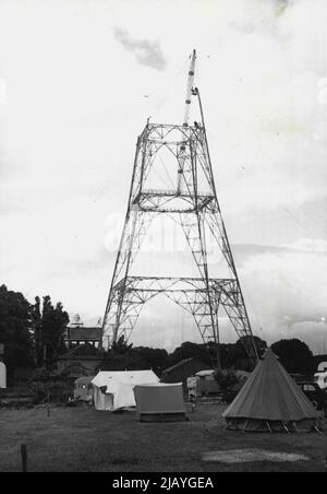 Fortschritte auf dem "Londoner Eiffelturm" -- Eine allgemeine Ansicht des Standorts des neuen Fernsehsenders am Crystal Palace, auf einem 300 Fuß hohen Hügel, zeigt den Fortschritt des neuen Masts, der nun die halbe Stufe erreicht hat. Arbeiten am „Londoner Eiffelturm“ - der riesige Mast des neuen Crystal Palace-Fernsehsenders hat nun die halbe Bühne erreicht. Wie der aufwütige Eiffelturm in Paris ist auch dieser Mast, der bereits eines der Markenzeichen von South London ist, wenn er vom 300-Fuß-Gipfel eines Hügels emporsteigt, eine Gitterkonstruktion. Nach Abschluss der Fertigstellung wird der Mast 640 Fuß hoch, mit einer 100 Fuß Antenne, so dass Stockfoto