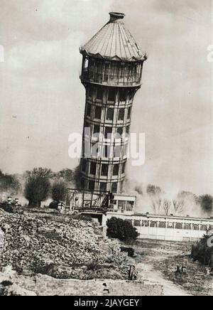 Nordturm stürzt ab - der Nordturm des Crystal Palace stürzt während der Abbrucharbeiten in London unter einer Dynamitladung. 25. April 1941. (Foto von Associated Press Photo). Stockfoto