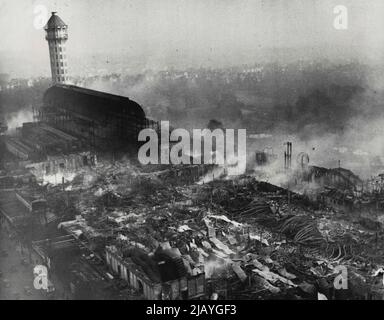 Kristallpalast durch Feuer zerstört. Ein auffallendes Luftbild des entkutteten Gebäudes. 01. Dezember 1936. (Foto von L.N.A.). Stockfoto