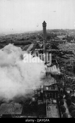 Am Crystal Palace bricht wieder Feuer aus - Ein Blick auf das Feuer vom Nordturm am Crystal Palace heute. Am Nachmittag brach am Crystal Palace wieder Feuer aus und wurde kilometerlangen lang gesehen. Sie begann in der alten Kunstschule, Bibliothek und Eislaufbahn, die, abgesehen von den beiden Türmen, die einzigen Teile waren, die nach dem Brand im letzten November noch standen. 19. August 1937. (Foto von Keystone). Stockfoto