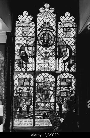 Denkmal für seine verstorbene Majestät König George VI - Miss Howson, die Künstlerin, vergleicht das fertige Fenster mit dem kleinen Plan derselben in ihrem Atelier in Putney. In Kürze wird in der Queen's Chapel of the Savoy, London, ein schönes Buntglasfenster zum Gedenken an seine verstorbene Majestät König George VI. Installiert Die Arbeiten an diesem Denkmal wurden von der Künstlerin Miss Joan Howson in ihrem Atelier in Putney durchgeführt. 13. April 1953. (Foto von Fox Photos). Stockfoto