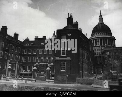 Das College of Arms Queen Victoria Street im Schatten der St. Paul's Cathedral. 01. Januar 1947. (Foto von New York Times Photos). Stockfoto