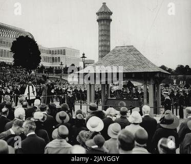 Enthüllung des Memorial im HMS 'Crystal Palace' - Ein Foto, das im Crystal Palace während der Enthüllung der Glocke des Gedenkschiffs durch den Prinz von Wales aufgenommen wurde - an die 125.000 Offiziere und Männer des Royal Naval Volunteer Reserve, die dort während des Krieges ausgebildet wurden, Als das Gebäude den Namen H.M.S. erhielt „Victory VI“. Es zeigt den Prinzen, der die Zeremonie auf einer Plattform vor dem Denkmal auf der Terrasse, oder "Quarter Deck", wie es bekannt war, durchführt. 27. Juli 1931. (Foto von Central Press). Stockfoto