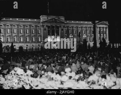 40.000 ***** Der Palast - die Zeit: 11,30 Uhr Eine große Menge wird vor dem beleuchteten Buckingham Palace massiert, jubelt und winkt im Regen. Und dort auf dem hell erleuchteten Balkon steht die Queen. 03. Juni 1953. (Foto von Daily Mail Contract Picture). Stockfoto