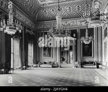 Innenräume des Buckingham Palace -- der weiße Salon aus dem Nordwesten, der den Eingang zum Musikzimmer zeigt, und der blaue Salon dahinter. 06. Dezember 1937. (Foto der Topical Press Agency Ltd.). Stockfoto