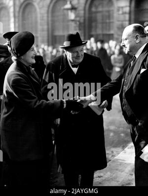 Mr. Churchill erhält holländische Ehre: Mr. Und Mrs. Churchill kommen zur heutigen Zeremonie in der Guildhall, London, an. Winston Churchill, Großbritanniens Premierminister zur Kriegszeit, wurde heute mit der Grotius-Medaille ausgezeichnet, einer niederländischen Auszeichnung für Verdienste um den internationalen Frieden oder das Völkerrecht. Die Präsentation wurde in Guildhall, London, durchgeführt. Die Medaille trägt ihren Titel von Hugo Grotius, dem niederländischen Staatsmann und Gelehrten des späten 16.. Jahrhunderts. 03. Februar 1949. Stockfoto