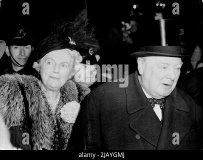 Mary Churchill Weds: Winston Churchill verlässt St. Margaret's: Herr Winston Churchill und Frau Churchill verlassen St. Margaret's, Westministerin, nach der Hochzeit ihrer jüngsten Tochter Mary, an Capt. Christopher Soames, heute Nachmittag, den 11. Februar. 11. Februar 1947. (Foto von Associated Press Photo). Stockfoto