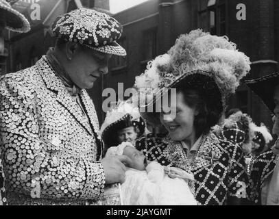 Der Pearly Prince - Er ist der neue Pearly Prince - der einmonatige Sohn des Londoner Paramount Pearly King and Queen. Herr und Frau John Marriott. Perly Kings und Queens aus ganz London haben ihn gestern in Stepney getauft. Das Taufkleid, komplett mit Pergelknöpfen, wurde in seiner Familie gebändert. 06. September 1954. (Foto von Daily Mirror). Stockfoto