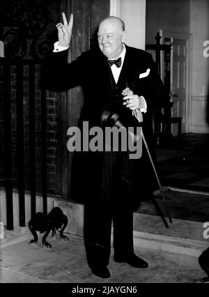 Sir Winston Churchill gibt bei seiner Rückkehr aus dem Buckingham Palast nach seinem Rücktritt an Ihre Majestät die Königin sein berühmtes „V“ für den Sieg-Zeichen. 15. April 1955. (Foto von Daily Herald). Stockfoto