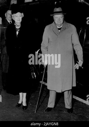 Churchill geht zur Tory Conference: Premierminister Sir Winston Churchill verließ heute (Freitag) in Begleitung von Lady Churchill den Londoner Bahnhof Victoria, um an der konservativen Parteikonferenz in Margate, Kent, teilzunehmen. 09. Oktober 1953. (Foto von Reuterphoto). Stockfoto