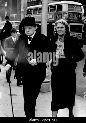 Erinnerung an das Parlament: Herr und Frau Winston Churchill kommen im Unterhaus an. 28. September 1938. (Foto von Keystone). Stockfoto