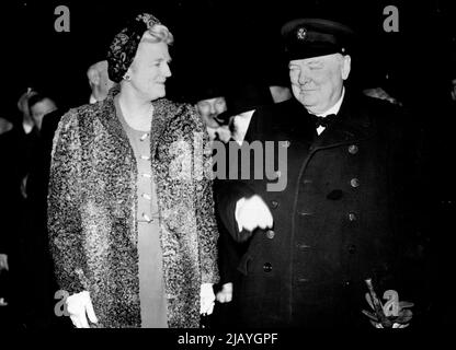 Churchills Rückkehr: Herr und Frau Churchill kommen an. Der Premierminister kehrte heute nach seiner Krankheit im Nahen Osten nach London zurück. 01. Januar 1944. (Foto von Photo News Agencies Ltd.) Stockfoto