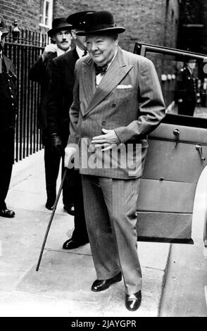 Sir Winston Churchill Mittagessen mit dem Premierminister - Sir Winston Churchill kommt zum Mittagessen in der Downing St. 10 Sir Winston Churchill - ehemaliger Premierminister, Mittagessen - mit seinem Nachfolger Sir Anthony Eden in der Downing St. 10 Es wird angenommen, dass die jüngste Genfer Konferenz ein Diskussionsthema war. 29. Juli 1955. (Foto von Sport & General Press Agency, Limited) Stockfoto